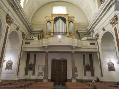Nell�atrio d�ingresso un controsoffitto a cassettoni sorregge la cantoria con l�organo del Novecento dalle canne lucenti